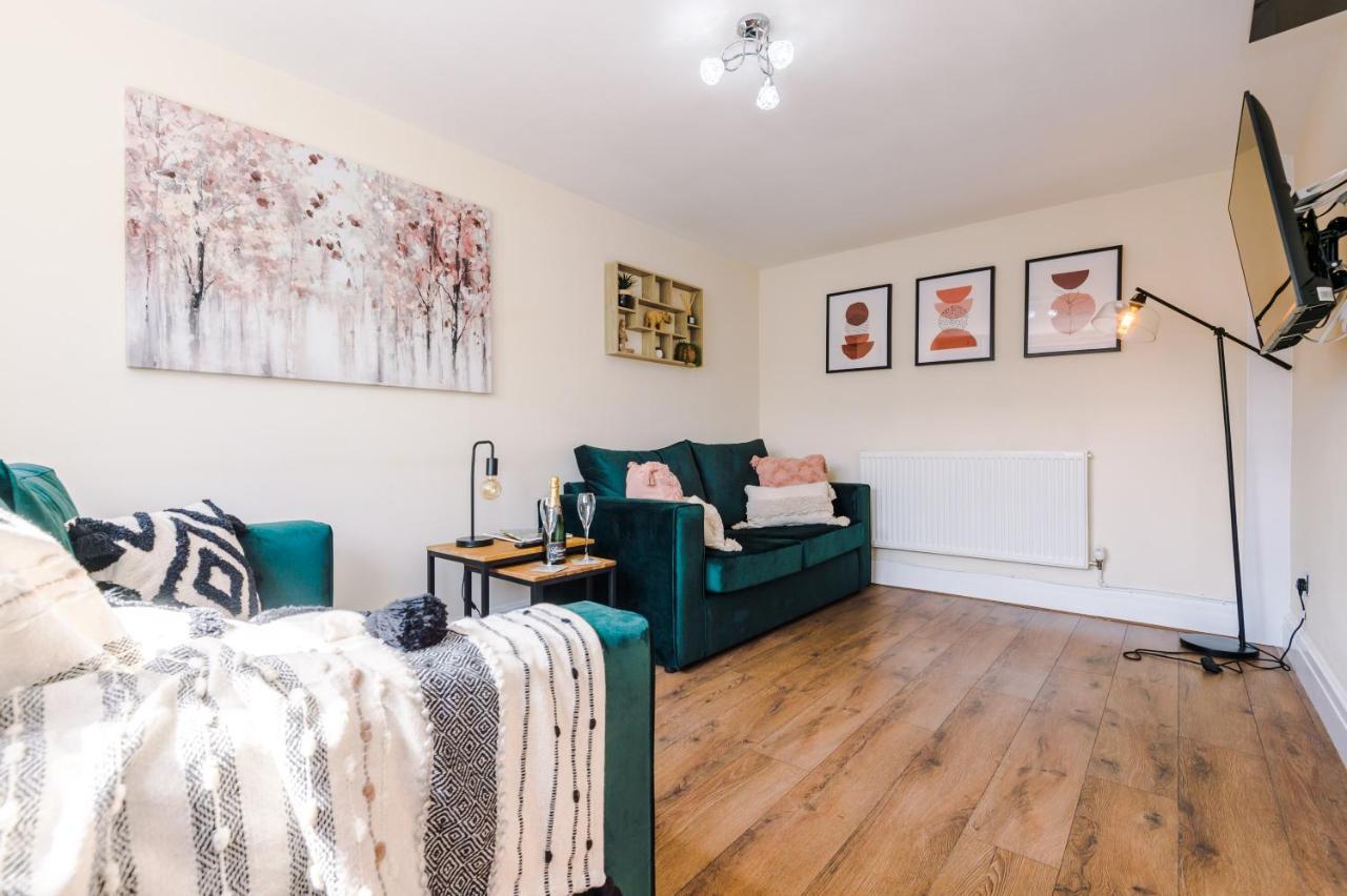 Charming 3-Bed Cottage In Chester, Ideal For Families & Workers, Free Parking - Sleeps 7 Exterior photo