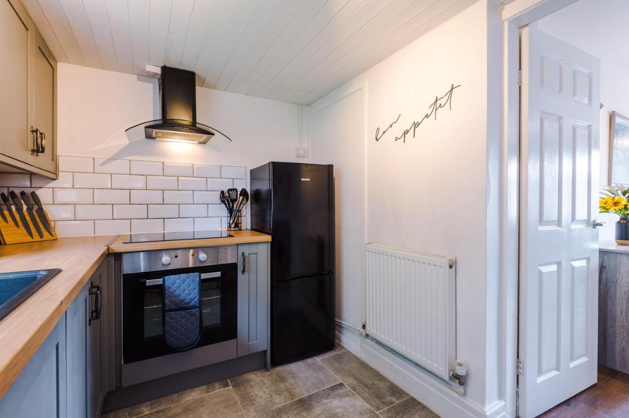 Charming 3-Bed Cottage In Chester, Ideal For Families & Workers, Free Parking - Sleeps 7 Exterior photo