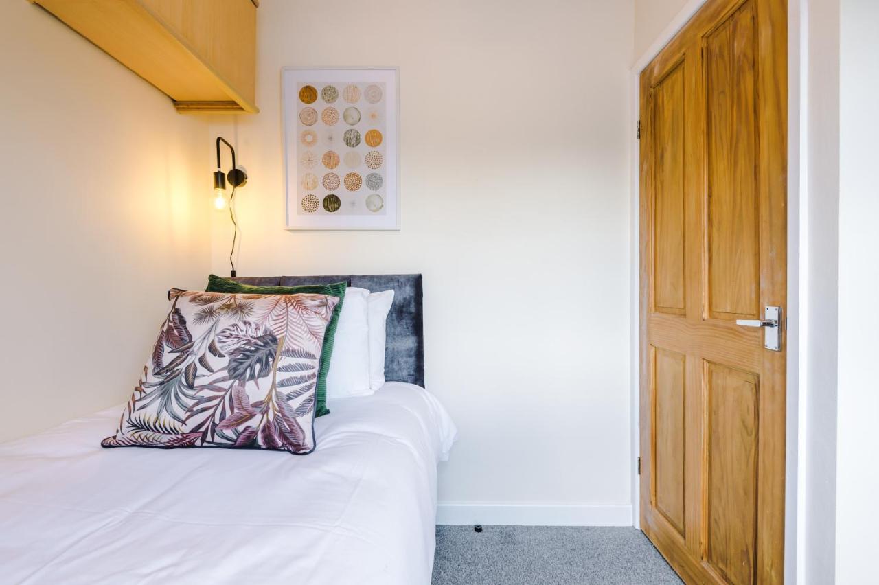 Charming 3-Bed Cottage In Chester, Ideal For Families & Workers, Free Parking - Sleeps 7 Exterior photo