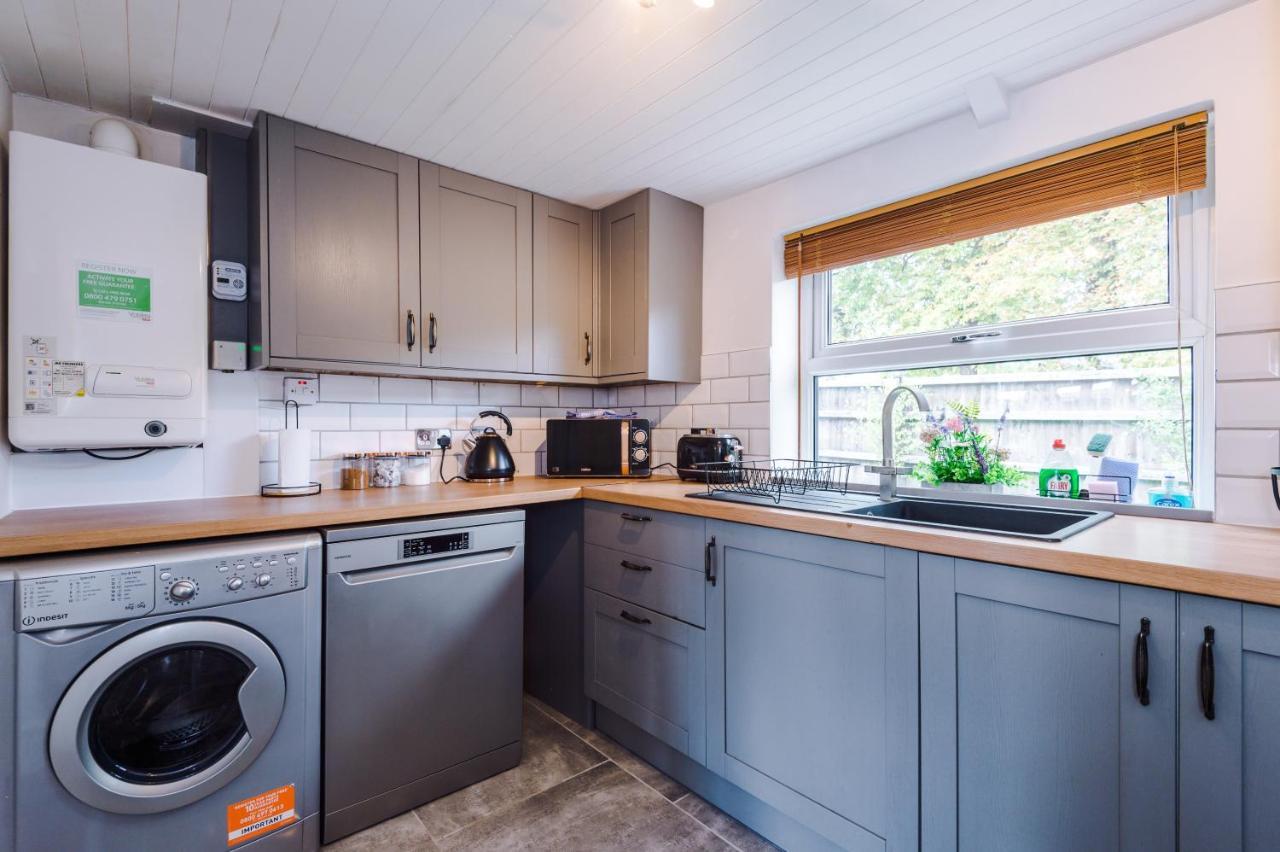 Charming 3-Bed Cottage In Chester, Ideal For Families & Workers, Free Parking - Sleeps 7 Exterior photo