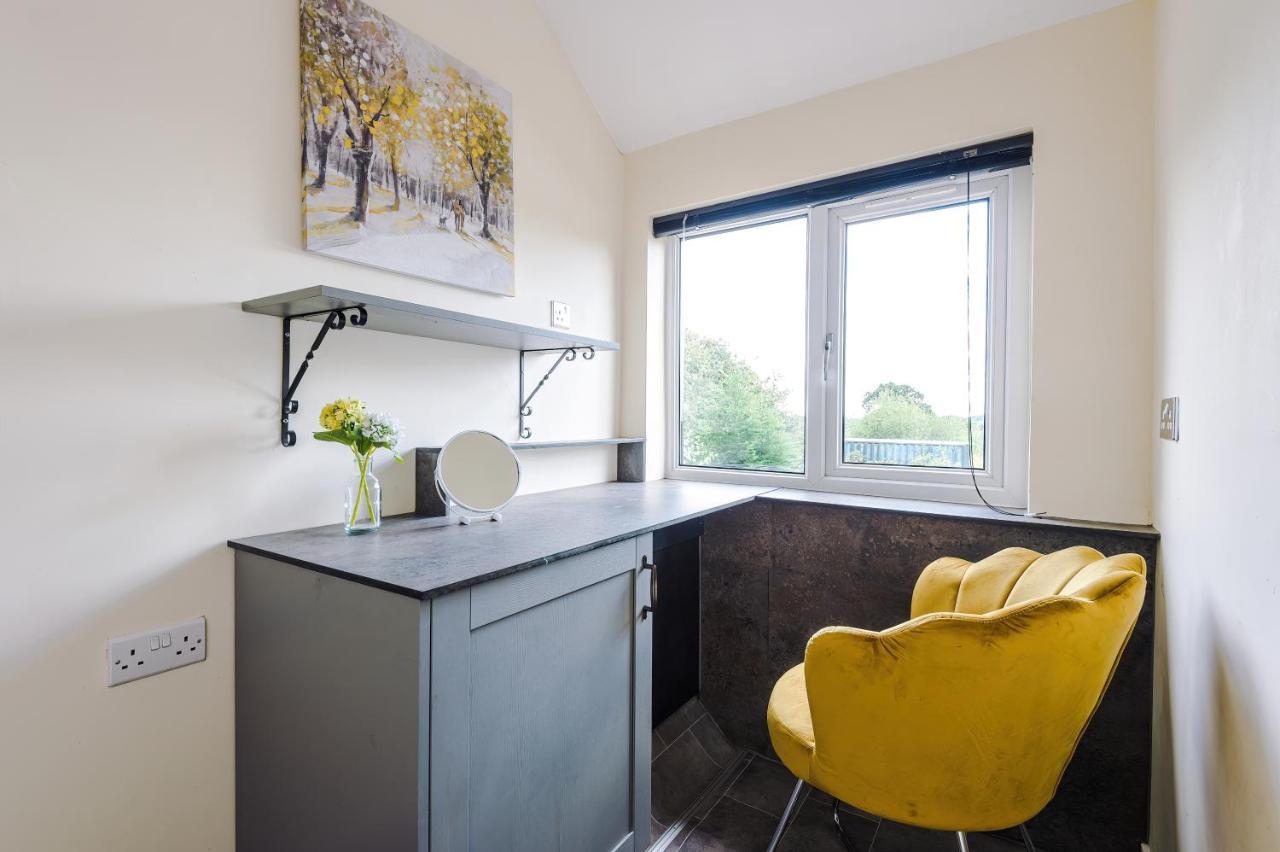 Charming 3-Bed Cottage In Chester, Ideal For Families & Workers, Free Parking - Sleeps 7 Exterior photo