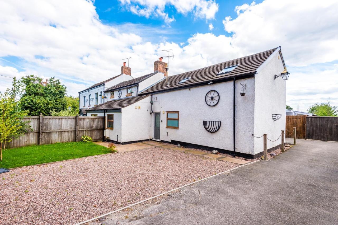 Charming 3-Bed Cottage In Chester, Ideal For Families & Workers, Free Parking - Sleeps 7 Exterior photo