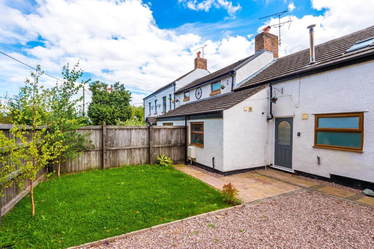 Charming 3-Bed Cottage In Chester, Ideal For Families & Workers, Free Parking - Sleeps 7 Exterior photo
