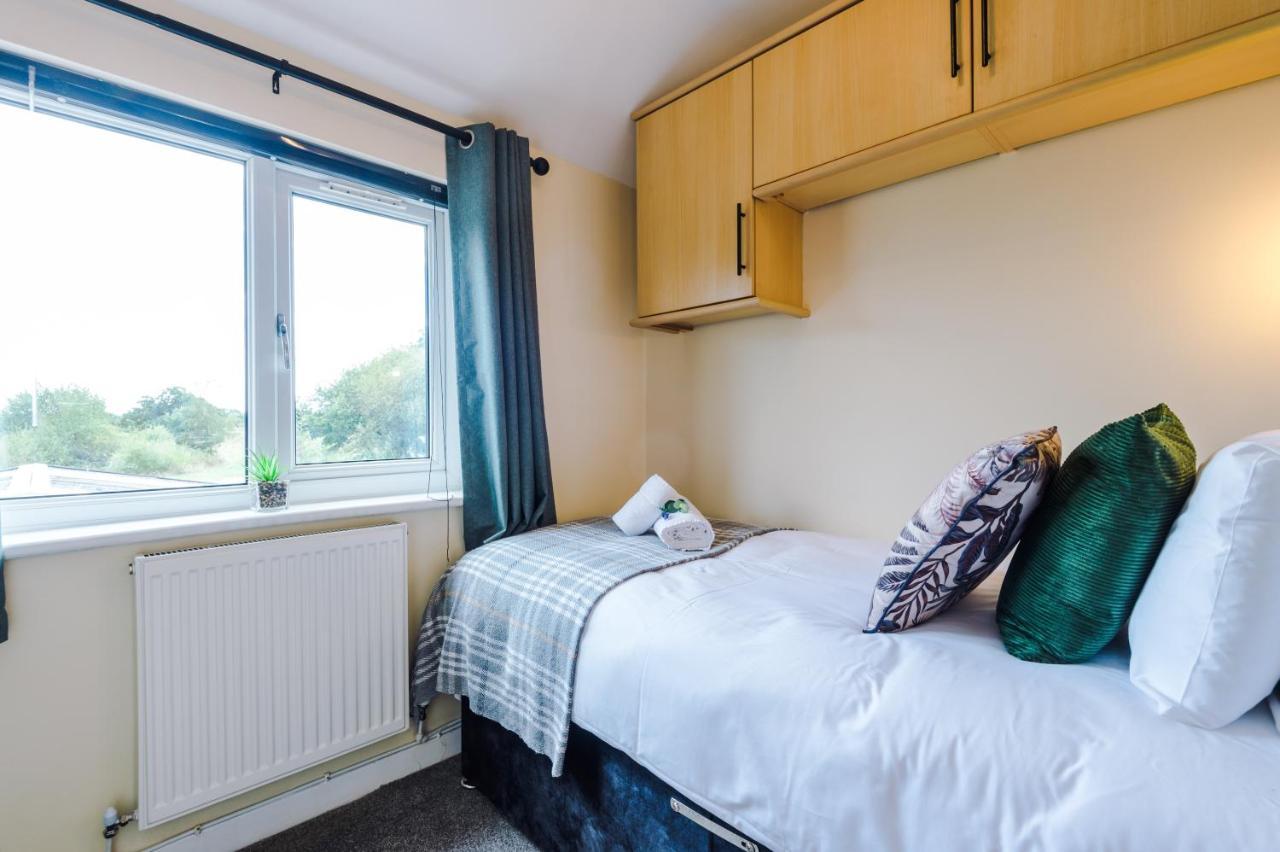 Charming 3-Bed Cottage In Chester, Ideal For Families & Workers, Free Parking - Sleeps 7 Exterior photo