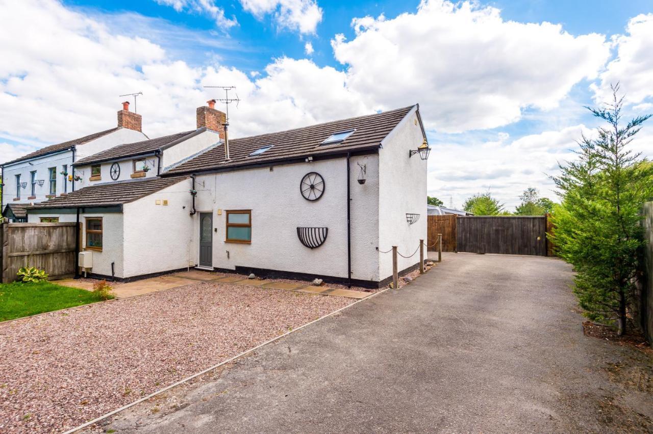 Charming 3-Bed Cottage In Chester, Ideal For Families & Workers, Free Parking - Sleeps 7 Exterior photo